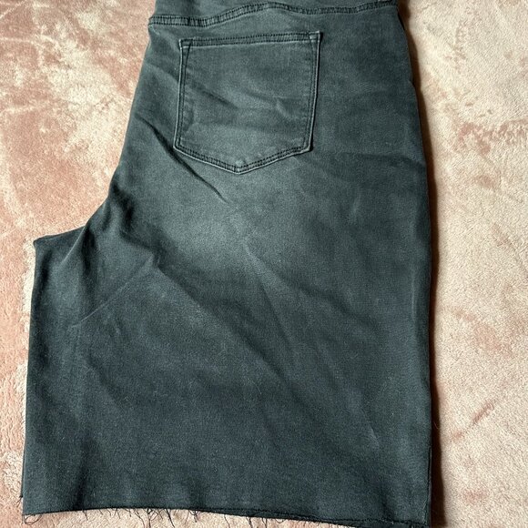 Sonoma Women's Plus 20W Grey Bermuda Shorts High Rise Raw Hem Distressed New - Picture 3 of 9